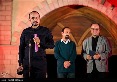 اهدای تندیس بهترین فیلم به نوید محمودی برای فیلم چند متر مکعب عشق
