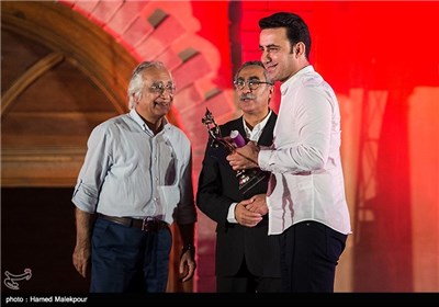 اهدای تندیس بهترین فیلمنامه به جمشید محمودی برای فیلم چند متر مکعب عشق