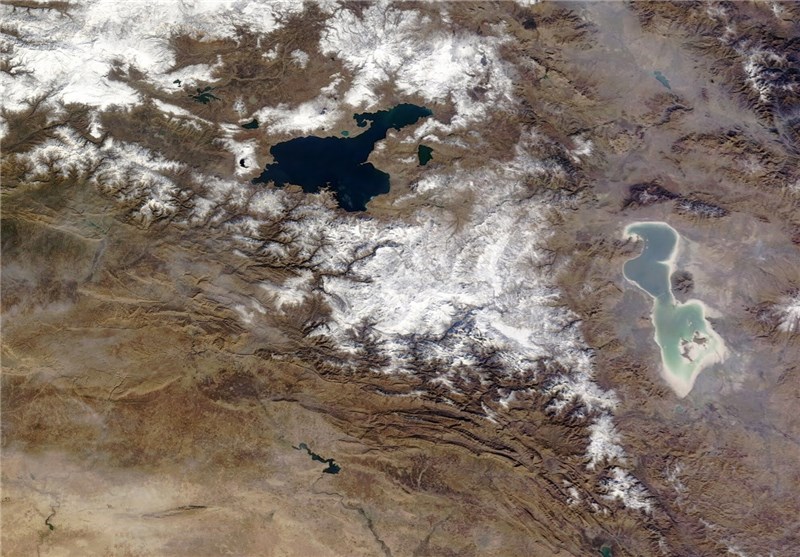 آب با لوله به دریاچه ارومیه منتقل می‌شود
