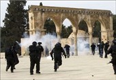 عشرات المستوطنین وجنود الکیان الصهیونی یقتحمون باحات الأقصى