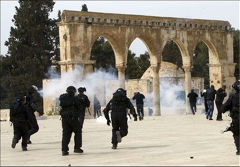 مواجهات بین القوات الصهیونیة والمصلین فی المسجد الاقصى ودعوات للنفیر العام