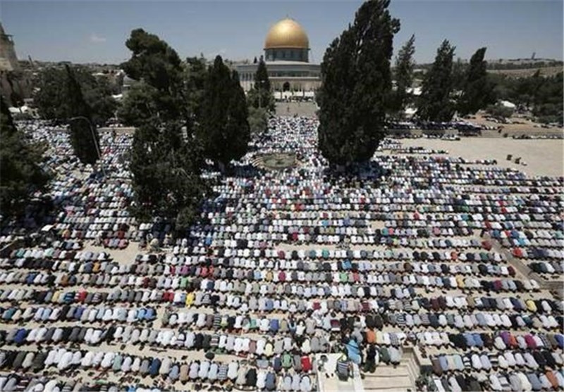 هزاران نمازگزار فلسطینی نماز جمعه را در مسجد الاقصی ادا کردند+تصاویر