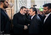 محمود احمدی‌نژاد رئیس جمهور سابق در مراسم ترحیم پدر سردار حسین اشتری فرمانده ناجا
