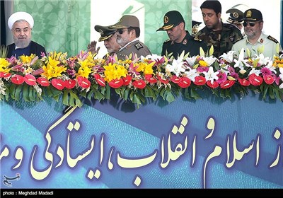 استعراض عسکری فی طهران بمشارکة رئیس الجمهوریة