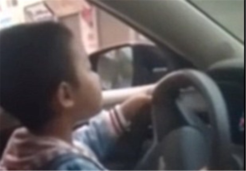 رانندگی کودک 4 ساله چینی در بزرگراه، جنجال برانگیز شد‌+ عکس‌