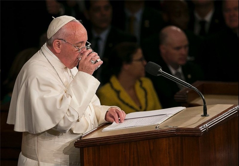 چه کسی آب لیوان پاپ را در کنگره خورد؟+عکس