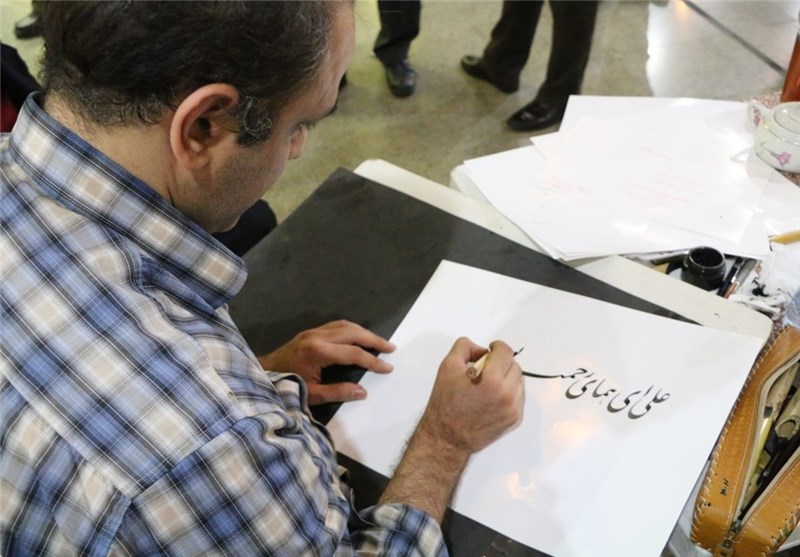 خوشنویسی جملات عیدانه مردم در ایستگاه‌های مترو+ عکس