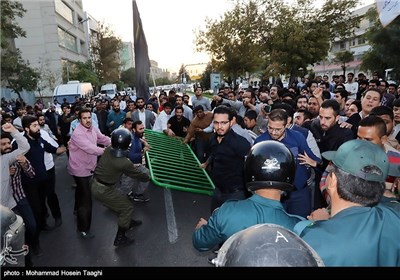 تجمع مردمی در مقابل کنسولگری عربستان در مشهد