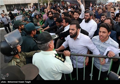 تجمع مردمی در مقابل کنسولگری عربستان در مشهد