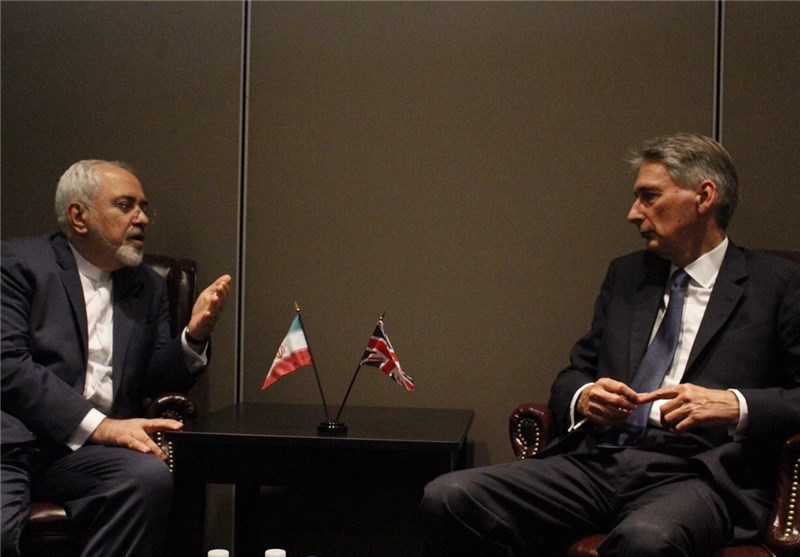 Hammond Invites Iran’s Zarif to Visit London for Talks