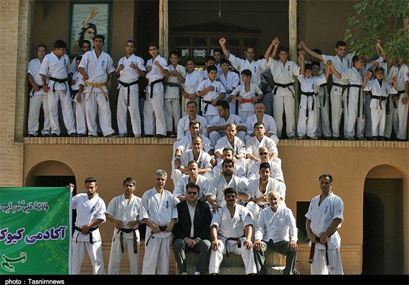 بازدید ورزشکاران کاراته کار اراکی از بیت امام خمینی (ره) به روایت تصویر