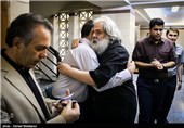 محمد رحمانیان نویسنده و کارگردان تئاتر در مراسم ختم هما روستا بازیگر سینما، تئاتر و تلویزیون