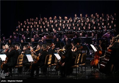 Photos: Tehran Symphony Orchestra Performs in Memory of Mina Crush Victims 
