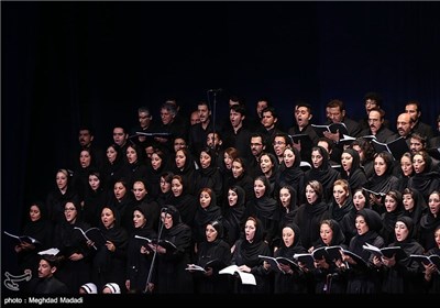 Photos: Tehran Symphony Orchestra Performs in Memory of Mina Crush Victims 