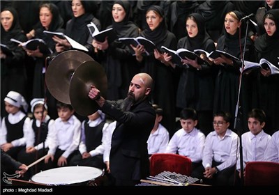 Photos: Tehran Symphony Orchestra Performs in Memory of Mina Crush Victims 