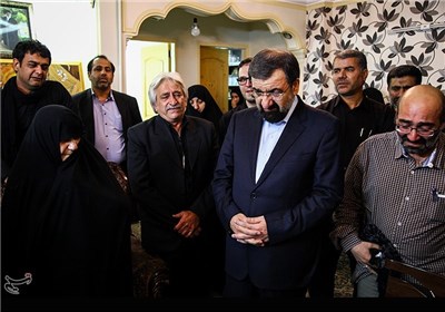 حضور محسن رضایی دبیر مجمع تشخیص مصلحت نظام در منزل سرلشگر شهید حسین همدانی