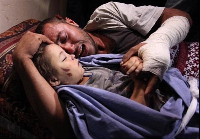 وداع پدر فلسطینی با دختر خردسال شهیدش + عکس