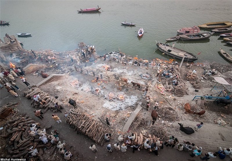 «بنارس»، شهر مقدس هندوها برای مراسم آتش‌سپاری مردگان + تصاویر