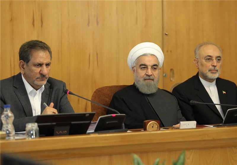دلجویی روحانی از صالحی در جلسه هیئت دولت + تصاویر