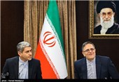 ولی‌الله سیف رئیس کل بانک مرکزی و علی طیب‌نیا وزیر اقتصاد در نشست تبیین سیاست‌های جدید اقتصادی دولت