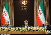 ولی‌الله سیف رئیس کل بانک مرکزی، علی طیب‌نیا وزیر اقتصاد و محمدباقر نوبخت رئیس سازمان مدیریت و برنامه ریزی کشور در نشست تبیین سیاست‌های جدید اقتصادی دولت
