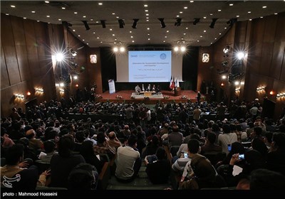 German FM Makes Speech at University of Tehran 