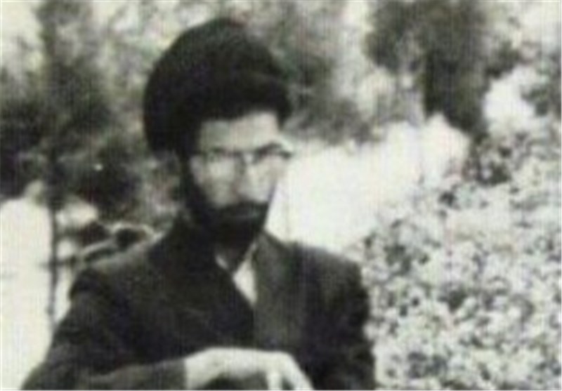 عکسی منتشرنشده از آیت‌الله خامنه‌ای هنگام مطالعه