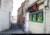 نصب پرچم و کتیبه های ویژه ماه محرم بر سردر خانه ها
