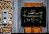 نصب پرچم و کتیبه های ویژه ماه محرم بر سردر خانه ها