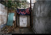 نصب پرچم و کتیبه های ویژه ماه محرم بر سردر خانه ها
