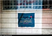 نصب پرچم و کتیبه های ویژه ماه محرم بر سردر خانه ها