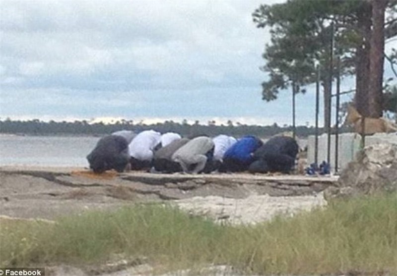 تشدید «اسلام هراسی» در آمریکا پس از انتشار تصویر سجده مسلمانان در ساحل فلوریدا + عکس