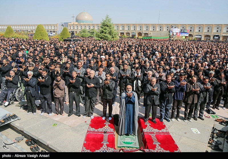 نماز ظهر عاشورا در میدان امام خمینی (ره) اصفهان اقامه شد