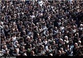 عزاداران حسینی نماز ظهر عاشورا را به یاد سیدالشهدا(ع) در کرمانشاه برپا کردند