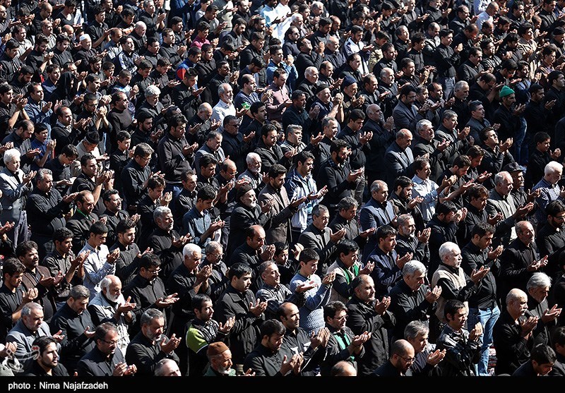 عزاداران حسینی نماز ظهر عاشورا را به یاد سیدالشهدا(ع) در کرمانشاه برپا کردند