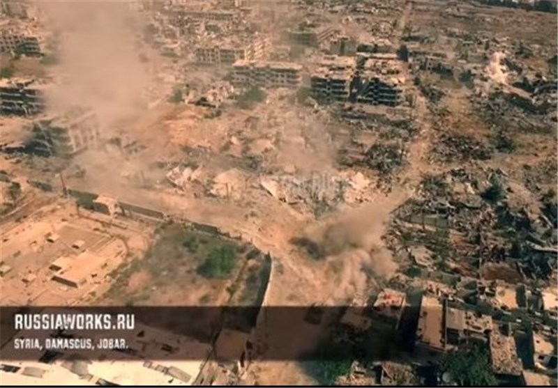 فیلم پهپادهای روسی از حمله تانک‌های ارتش سوریه به تروریست‌های داعش