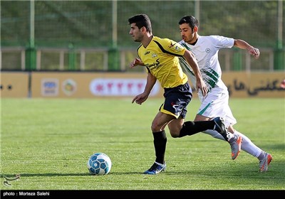 دیدار تیم‌های فوتبال ذوب‌آهن اصفهان و راه‌آهن تهران