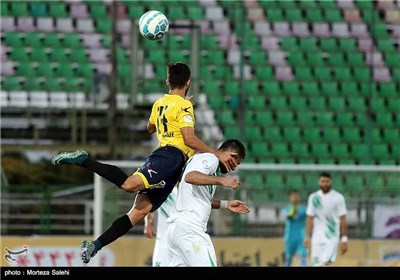 دیدار تیم‌های فوتبال ذوب‌آهن اصفهان و راه‌آهن تهران