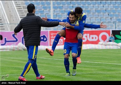 دیدار تیم های فوتبال گسترش فولاد و پدیده - تبریز