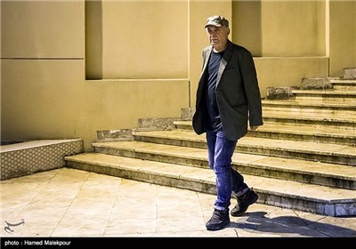 ورود سیروس گرجستانی به نهمین شب انجمن منتقدان و نویسندگان سینمای ایران
