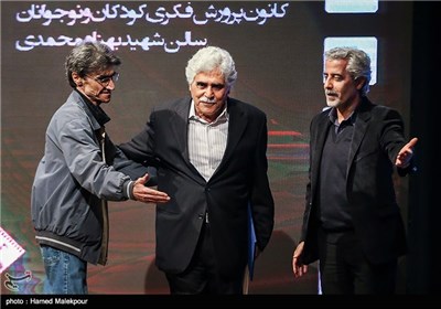 بزرگداشت هارون یشایایی تهیه‌کننده سینما در نهمین شب انجمن منتقدان و نویسندگان سینمای ایران