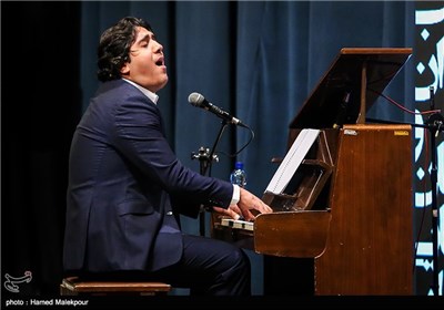اجرای موسیقی توسط مانی رهنما در نهمین شب انجمن منتقدان و نویسندگان سینمای ایران