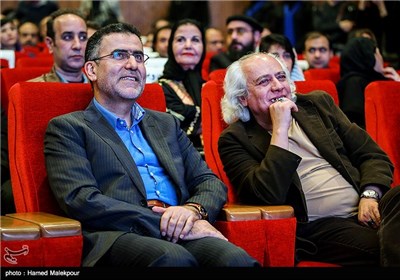 سیروس الوند و حجت‌الله ایوبی رئیس سازمان سینمایی در نهمین شب انجمن منتقدان و نویسندگان سینمای ایران