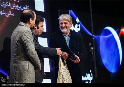 بزرگداشت امید روحانی منتقد سینما در نهمین شب انجمن منتقدان و نویسندگان سینمای ایران