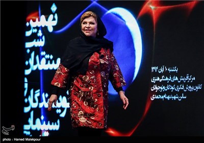 زری خوشکام همسر مرحوم علی حاتمی در نهمین شب انجمن منتقدان و نویسندگان سینمای ایران