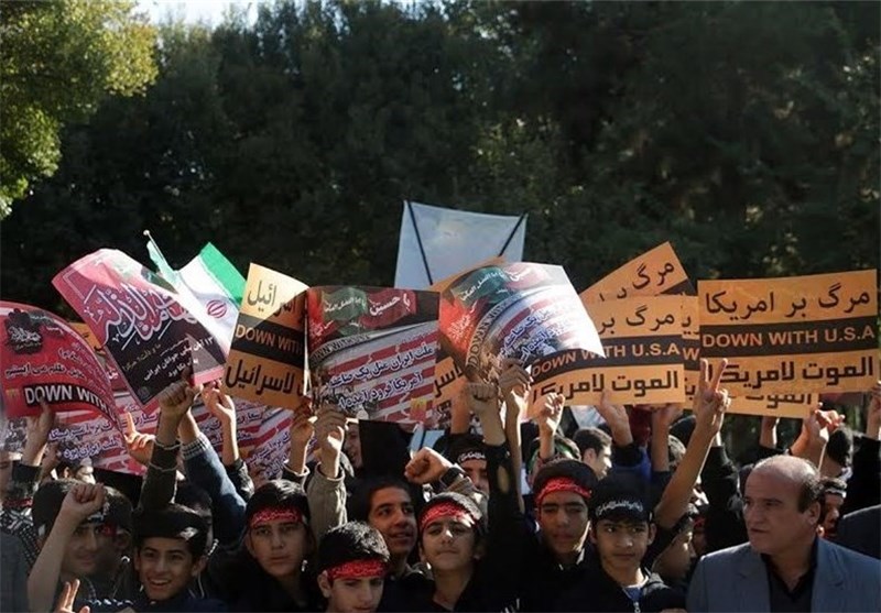 راهپیمایی دانشجویان تهرانی با شعار &quot;مرگ بر آمریکا&quot; از دانشگاه تهران تا لانه جاسوسی