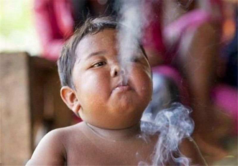 عکس/ کودکی که روزی 40 نخ سیگار می‌کشد