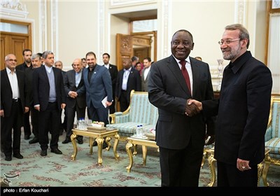 علی لاریجانی رئیس مجلس شورای اسلامی و راما فوزا معاون اول رئیس‌جمهوری آفریقای‌جنوبی