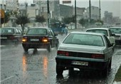 بارش باران در اکثر محورهای استان فارس/ تردد روان در همه محورها در جریان است
