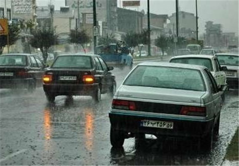 تردد در محورهای استان فارس با وجود بارش باران و برف روان است